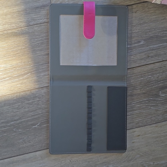 BNWOT scetch binder with pencils. - Picture 4 of 6